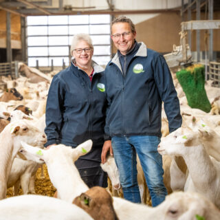 Het allerbeste voor het nieuwe jaar! ππ±π₯
Van nieuw leven in de stal tot rust in de vogelhut, van natte laarzen in het voorjaar tot lange zomeravonden op het erf. Van dagelijkse zorg voor onze dieren tot mooie ontmoetingen met bezoekers, vogelliefhebbers en volgers.
2025 liet weer zien hoe bijzonder het is om te mogen werken mΓ©t de natuur, in het ritme van de seizoenen. Dank aan iedereen die ons dit jaar volgde, bezocht, meeleefde of simpelweg even stilstond bij wat hier groeit en leeft.
We kijken met trots en dankbaarheid terug op een mooi jaar.
Een fijne jaarwisseling en een gezond 2026 gewenst. π
Lees ons hele jaarverslag π Link in de bio!
#DeMolswaerd #Eindejaar #Dankbaar